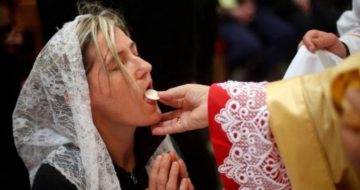 Study Confirms Latin Mass, Communion on Tongue Linked to Stronger Faith in Eucharist