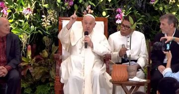 Francis Skips Sign of the Cross to Impart Blessing ‘Valid for all Religions’